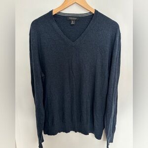 Banana Republic mens navy v-neck in a size xl